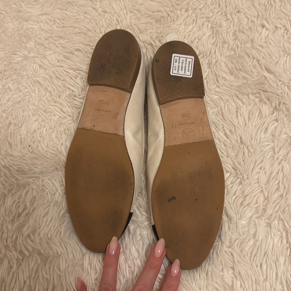 CHANEL Cream and Black Flats with Color-Block Design - Picture 4 of 10
